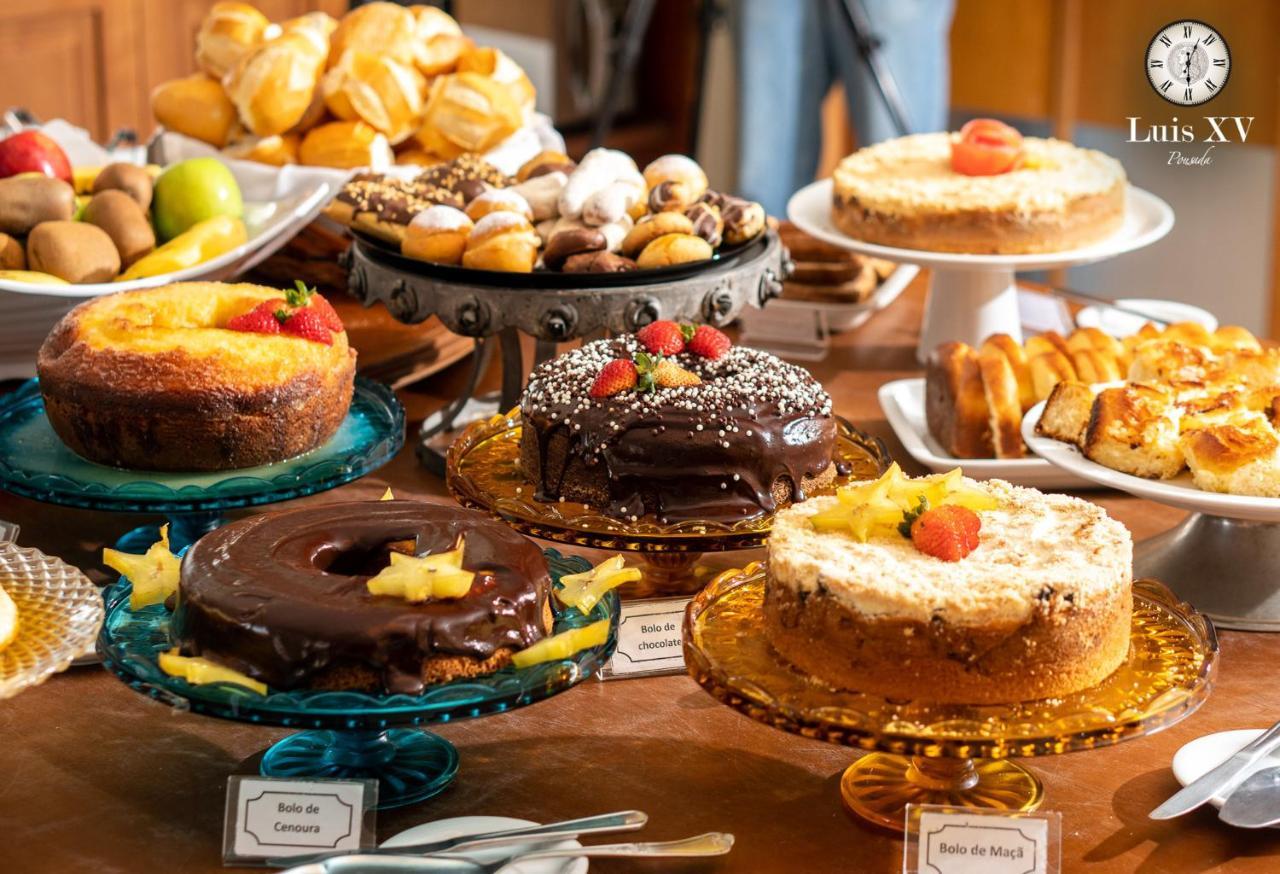 포우사다 루이스 XV 호텔 Campos do Jordão 외부 사진 A selection of cakes