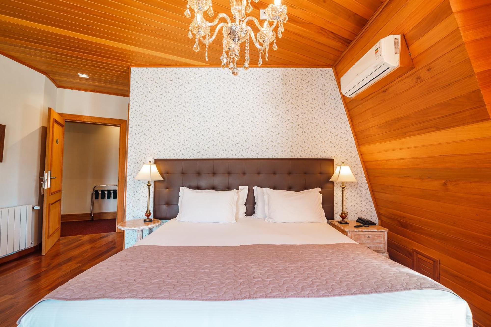 포우사다 루이스 XV 호텔 Campos do Jordão 외부 사진 A bedroom at the hotel