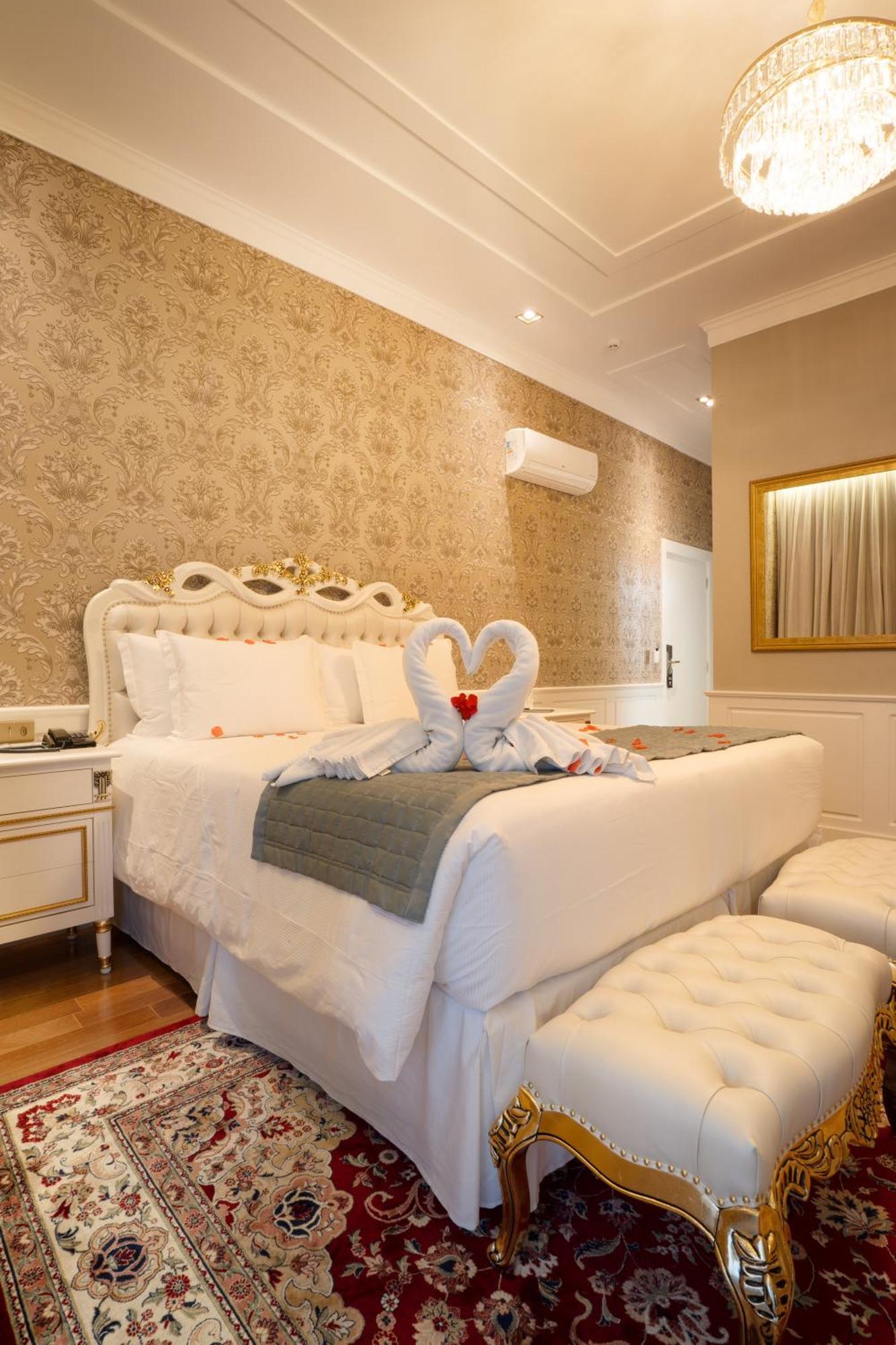 포우사다 루이스 XV 호텔 Campos do Jordão 외부 사진 A bedroom at the hotel