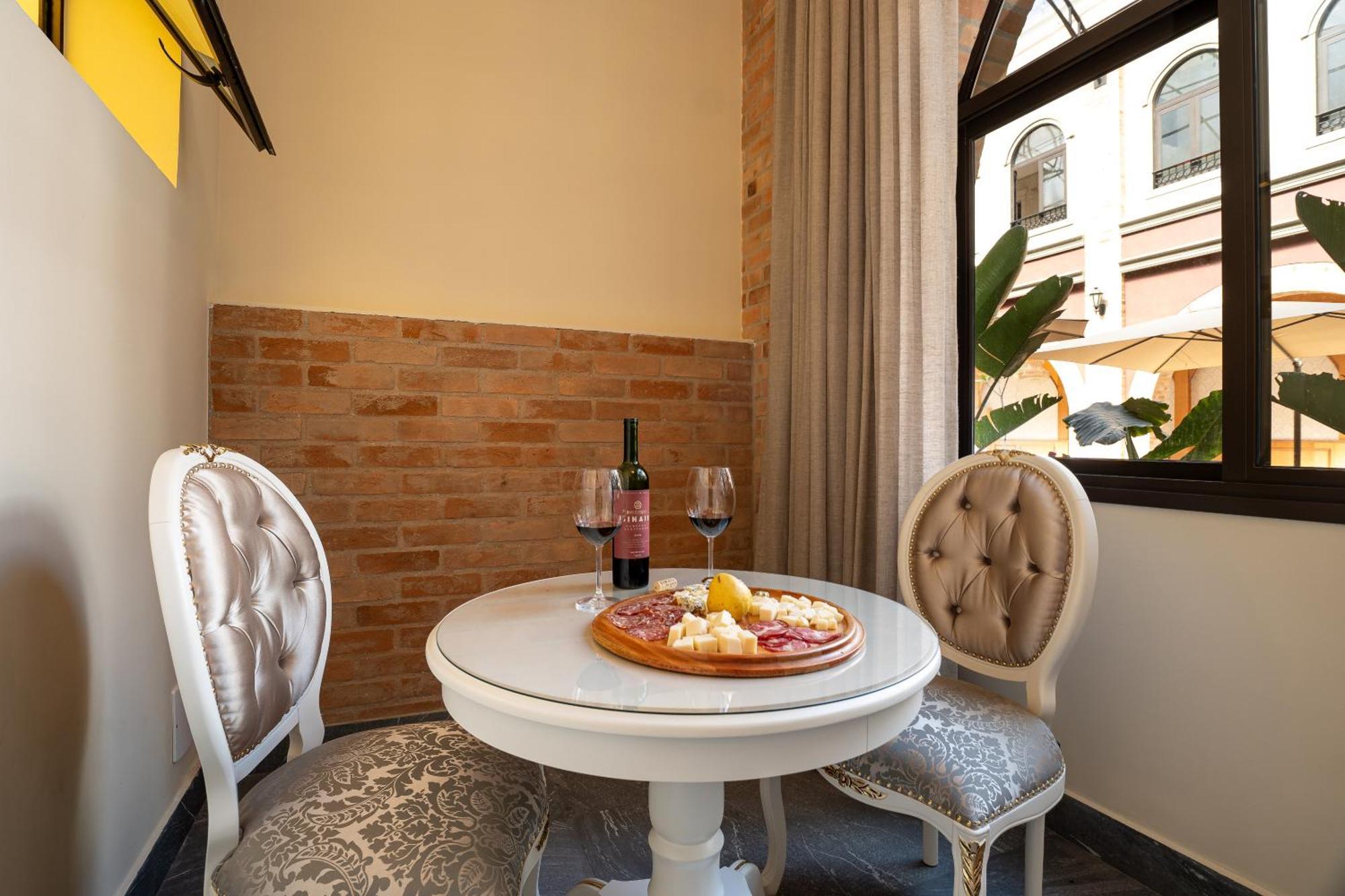포우사다 루이스 XV 호텔 Campos do Jordão 외부 사진 A typical tapas bar in Madrid