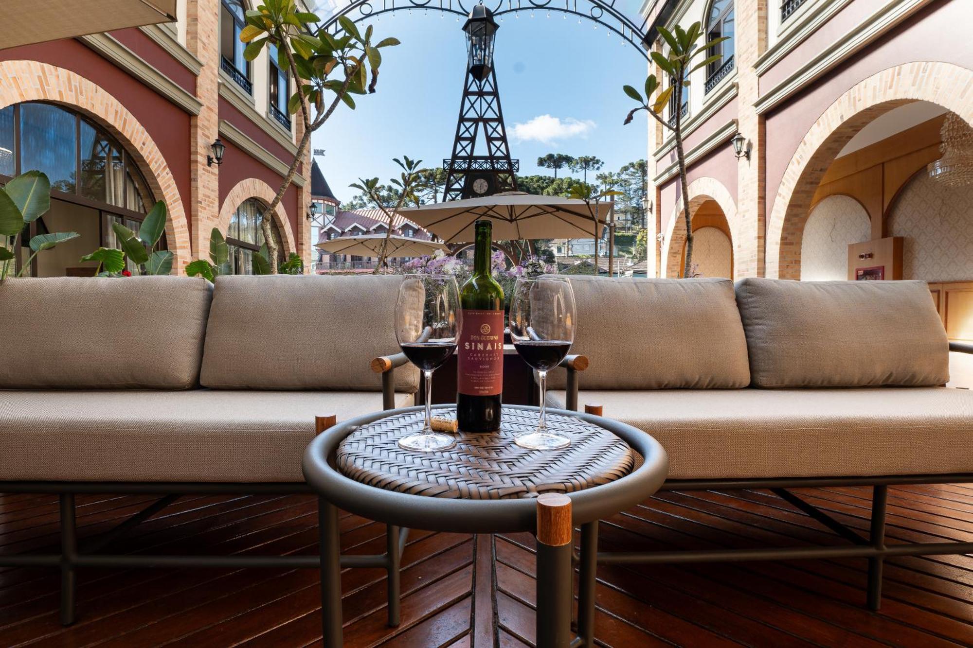 포우사다 루이스 XV 호텔 Campos do Jordão 외부 사진 The patio at the Hotel de Ville