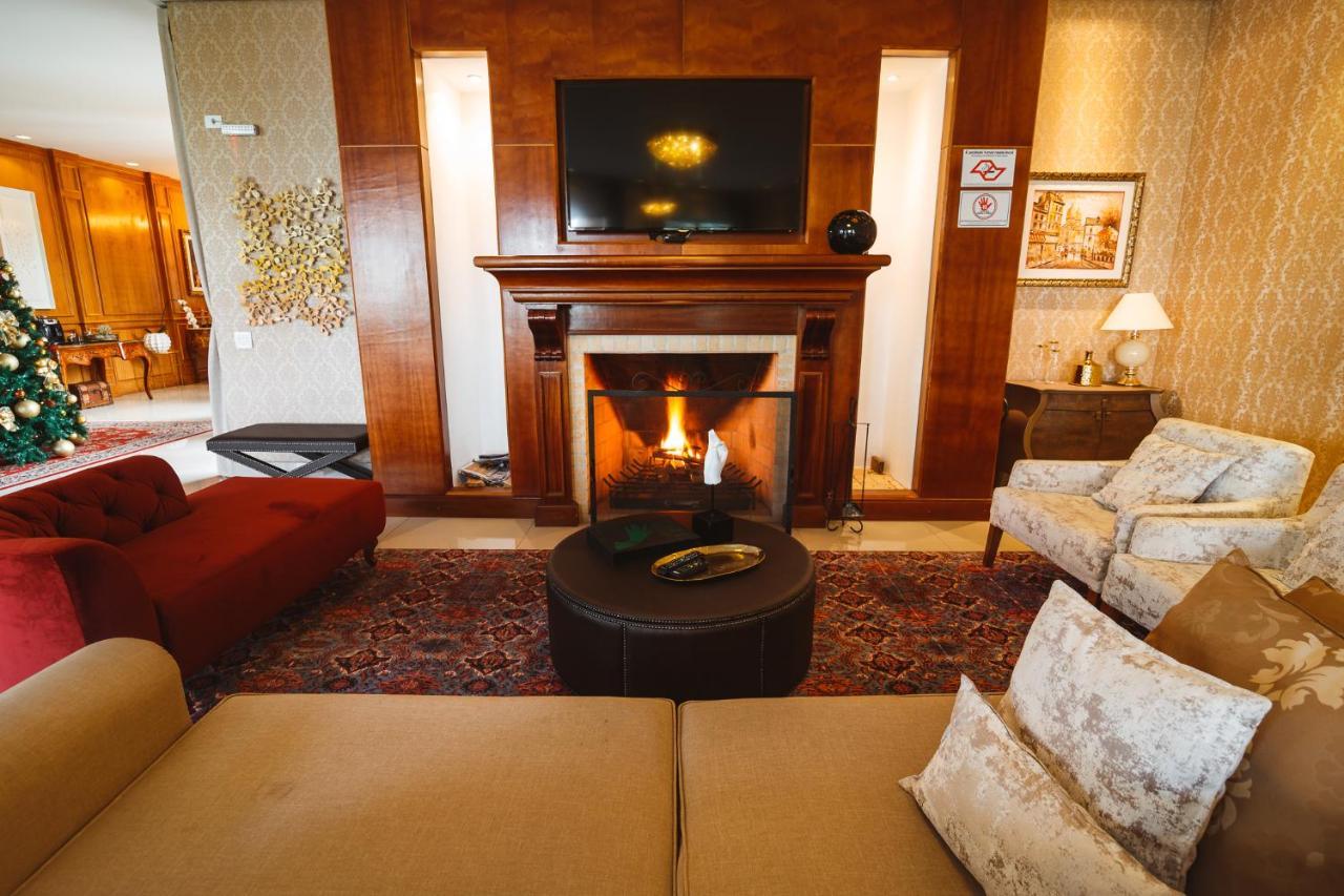 포우사다 루이스 XV 호텔 Campos do Jordão 외부 사진 A living room with a fireplace