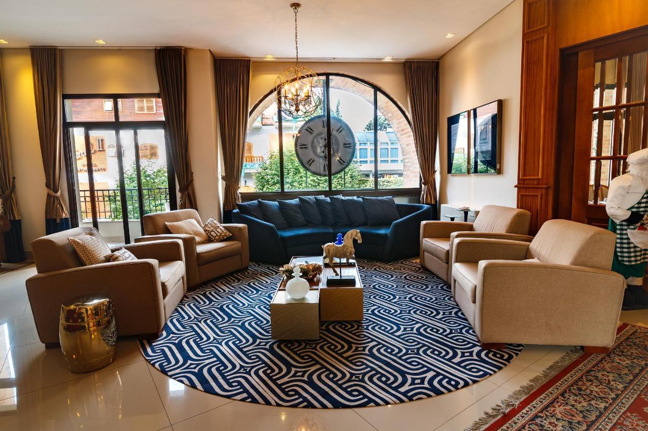포우사다 루이스 XV 호텔 Campos do Jordão 외부 사진 The lobby of the hotel