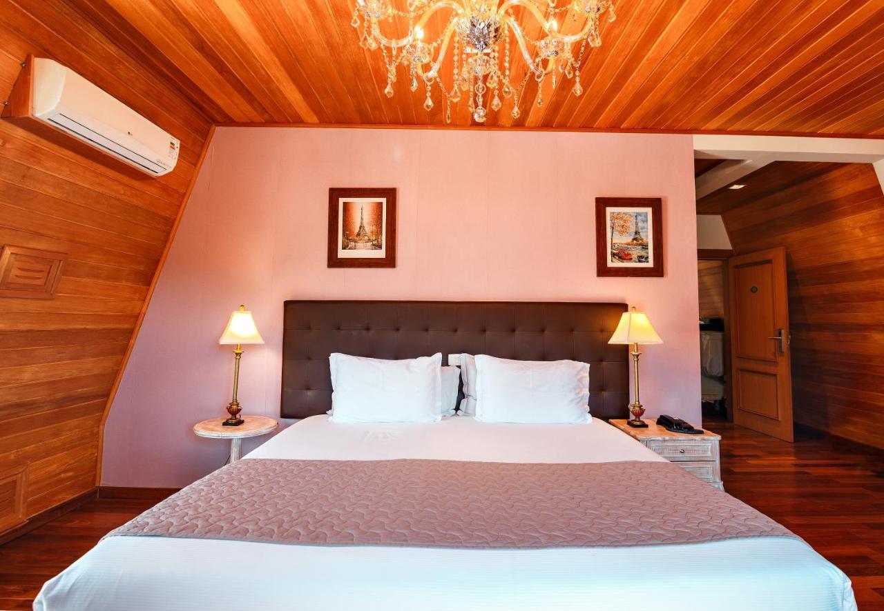 포우사다 루이스 XV 호텔 Campos do Jordão 외부 사진 A bedroom at the hotel