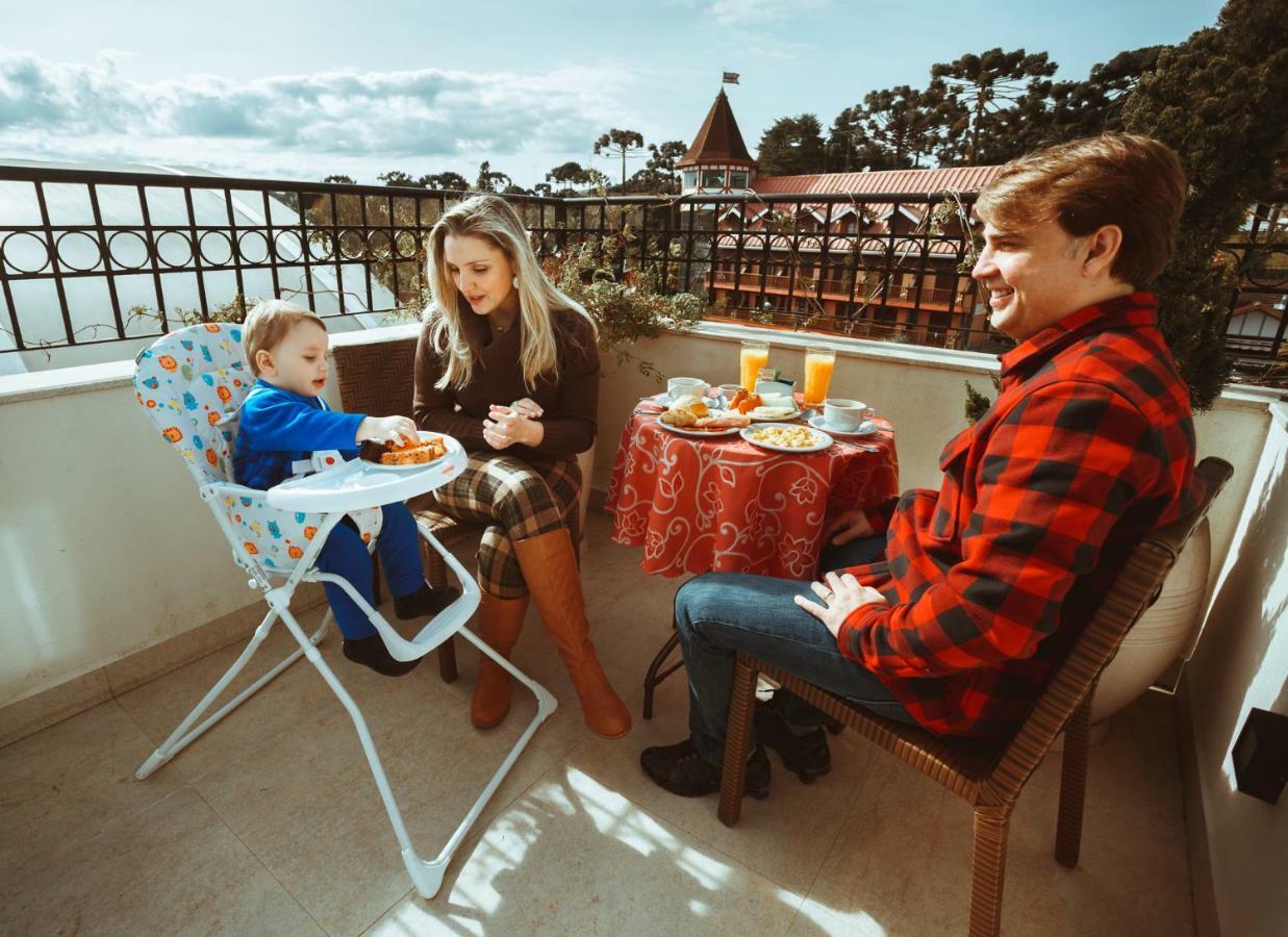 포우사다 루이스 XV 호텔 Campos do Jordão 외부 사진 Family on a balcony